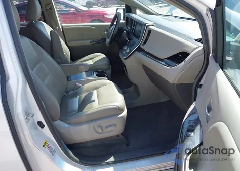 2015 Toyota Sienna Xle 8 Passenger z USA, uszkodzony, nr VIN 5TDYK3DC3FS549992